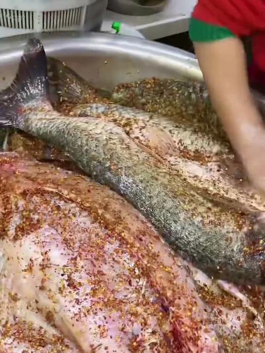 亲测好用!做腊肉用双头挂钩,一勾一挂,方便快捷,绳子拜拜!