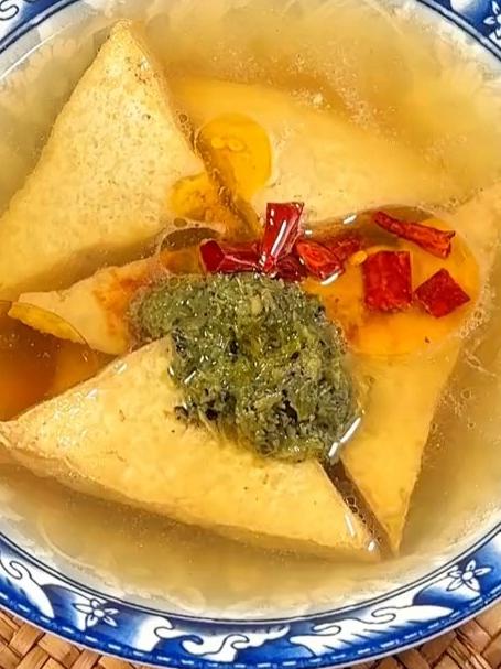 吃老北京炸豆腐必须要放卤虾油，不放的话可不给钱啊！哈哈哈