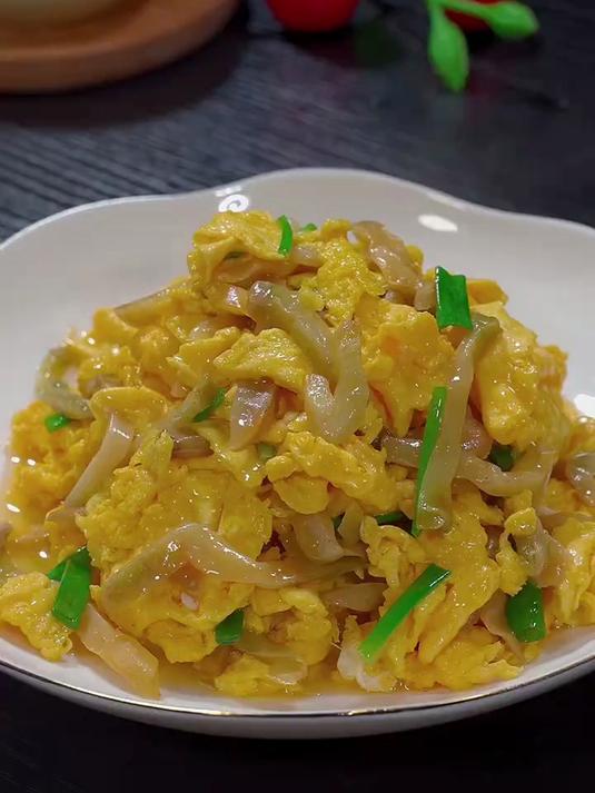 家里没有好菜的时候,我都会做这道榨菜炒鸡蛋
