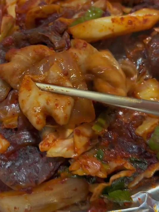 韩国街头铁板炒大肠，又辣又香超下饭