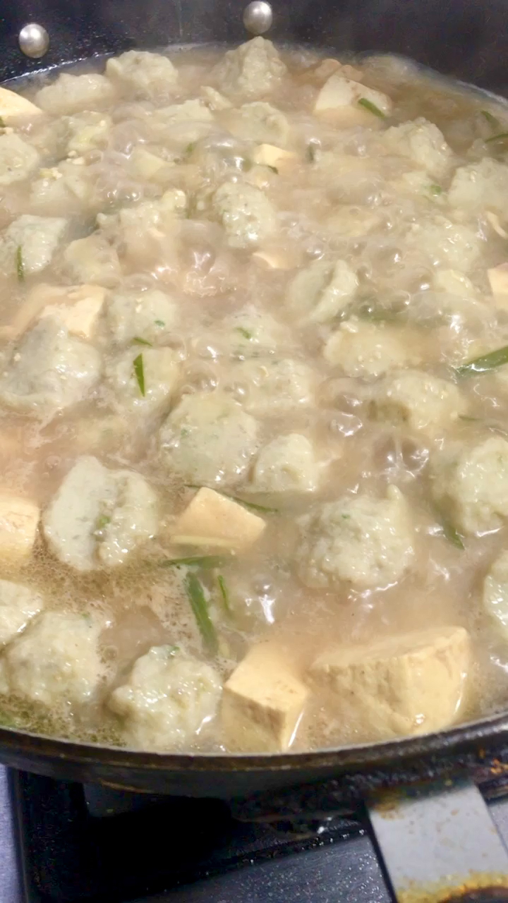 鸡肉莲藕丸子炖老豆腐,营养太丰富了