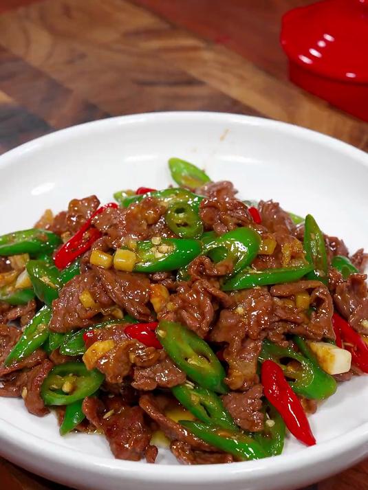 辣椒炒牛肉很多人都爱吃,自己在家做
