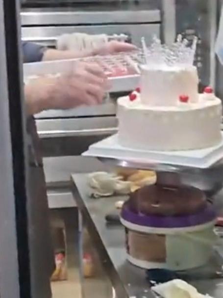女子去蛋糕店DIY生日蛋糕，结果发现老板做的蛋糕比自己做的好看