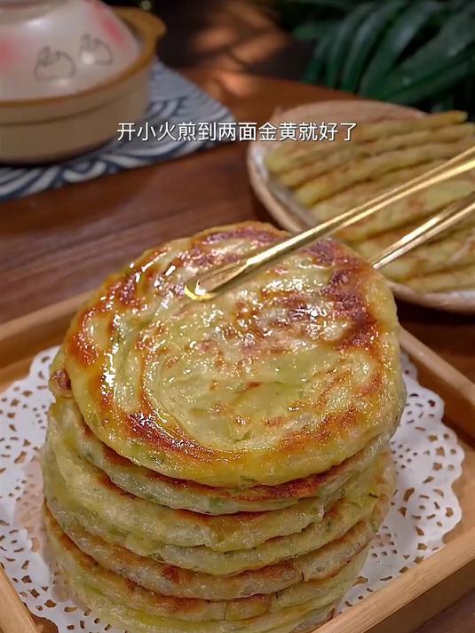 老上海葱油饼,经典小吃,葱香浓郁,口感酥脆?