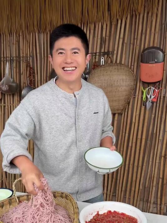 今天我家干饭人特意给我安排了云南特色火烧肉米线,炭火烤得焦香的肉