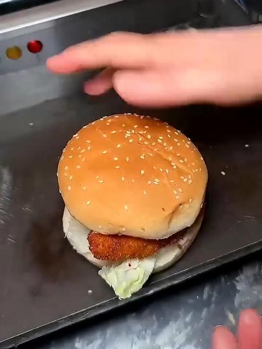 西安街头一个汉堡一杯奶茶