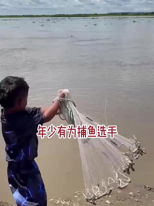 萌娃小孩哥，甩巴掌大渔网竟捞满鱼儿，真是年少有为超惊喜