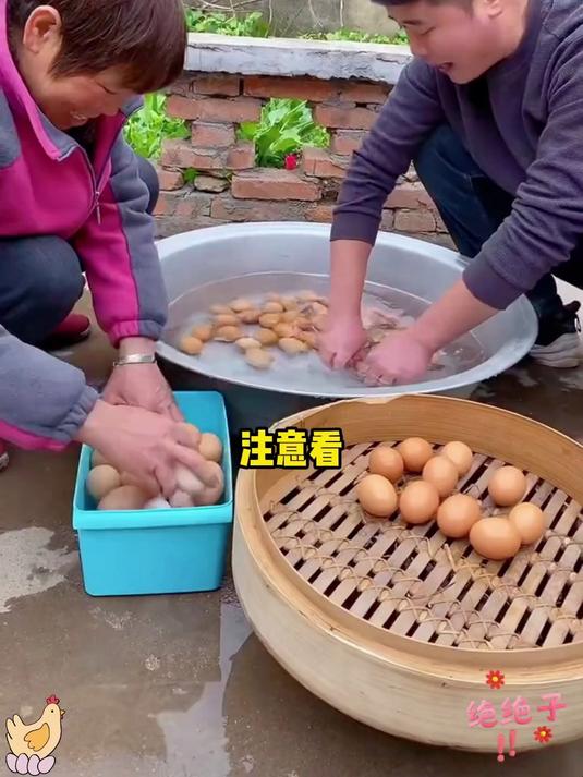 这样做的咸鸭蛋就是好吃,个个起砂流油还不咸,真的太好吃了