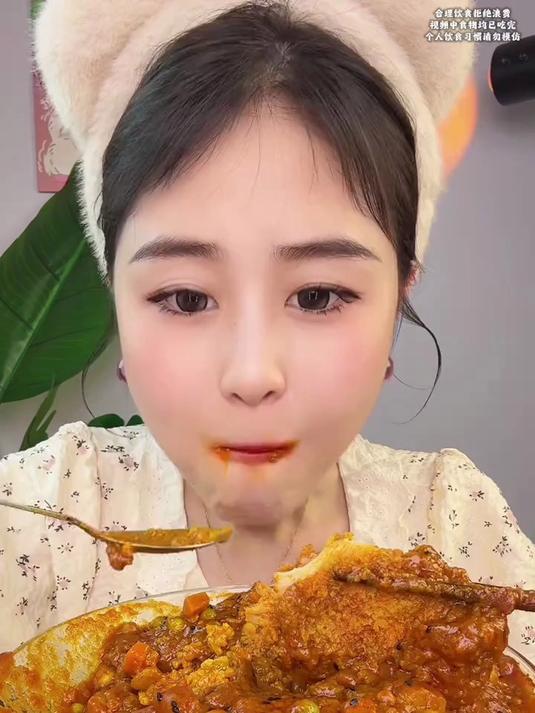 美味嘎嘎香的辣咖喱鸡排饭来喽黏黏糊糊老好吃啦!