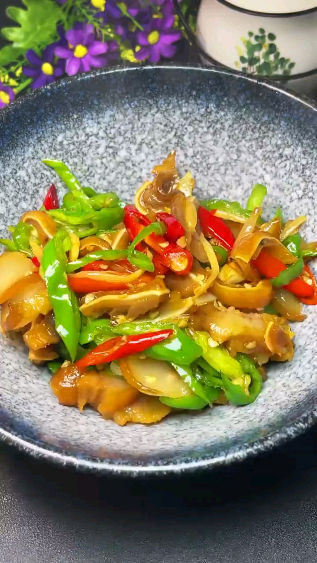 家常菜辣椒炒猪耳朵,下酒要下饭