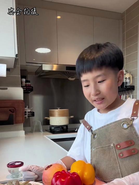 10岁儿子做的营养早餐，粥，海鲜饼，糕点，甜品