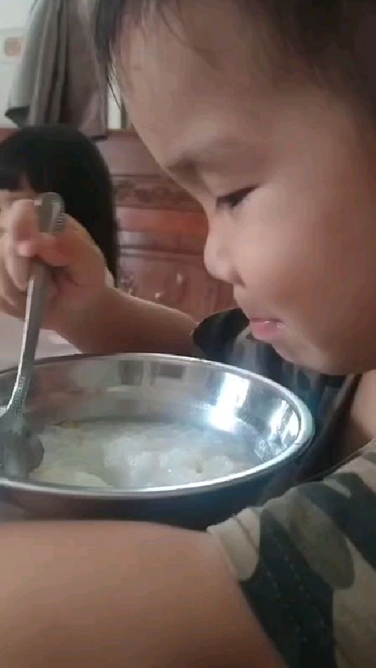乖乖吃饭的宝宝