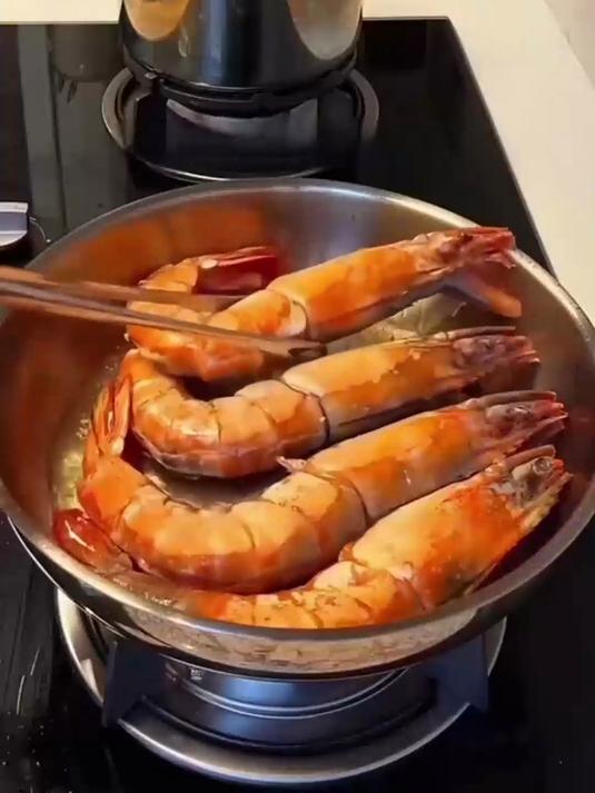 黑虎虾鲜得很,咬开有汁儿