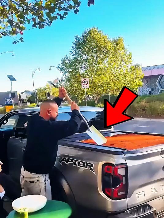 这个男人把整辆卡车装满蛋糕的操作震惊了所有人