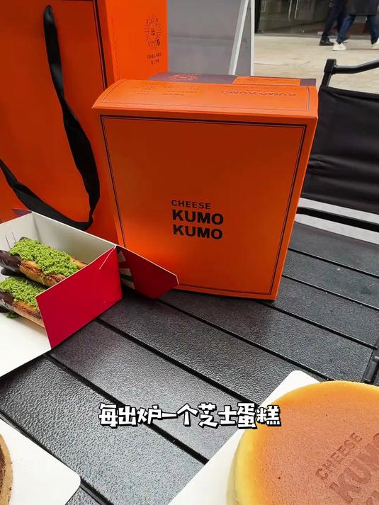 每出炉一个芝士蛋糕就会有一只柯基失去他的抖臀