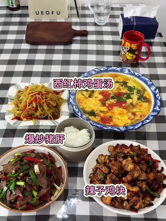 便当今天吃辣子鸡爆炒猪肝番茄鸡蛋汤