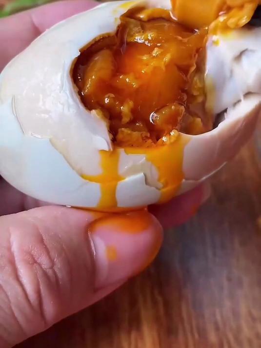 广西北海红树林:烤海鸭蛋起沙超香