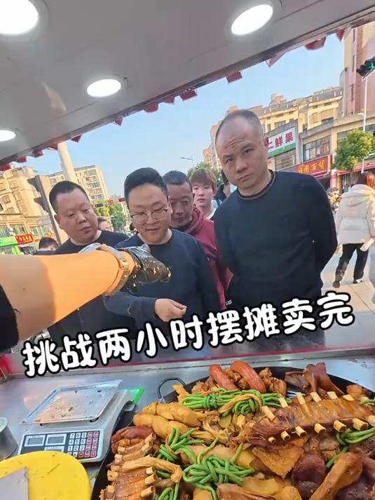90后小伙在县城摆摊卖卤菜的一天 胡师傅大锅卤菜