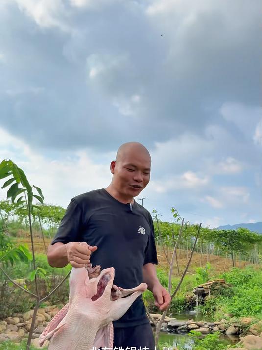 白切鹅肉嫩，就靠那蘸料提鲜，一口下去，料香混着肉香，绝了！