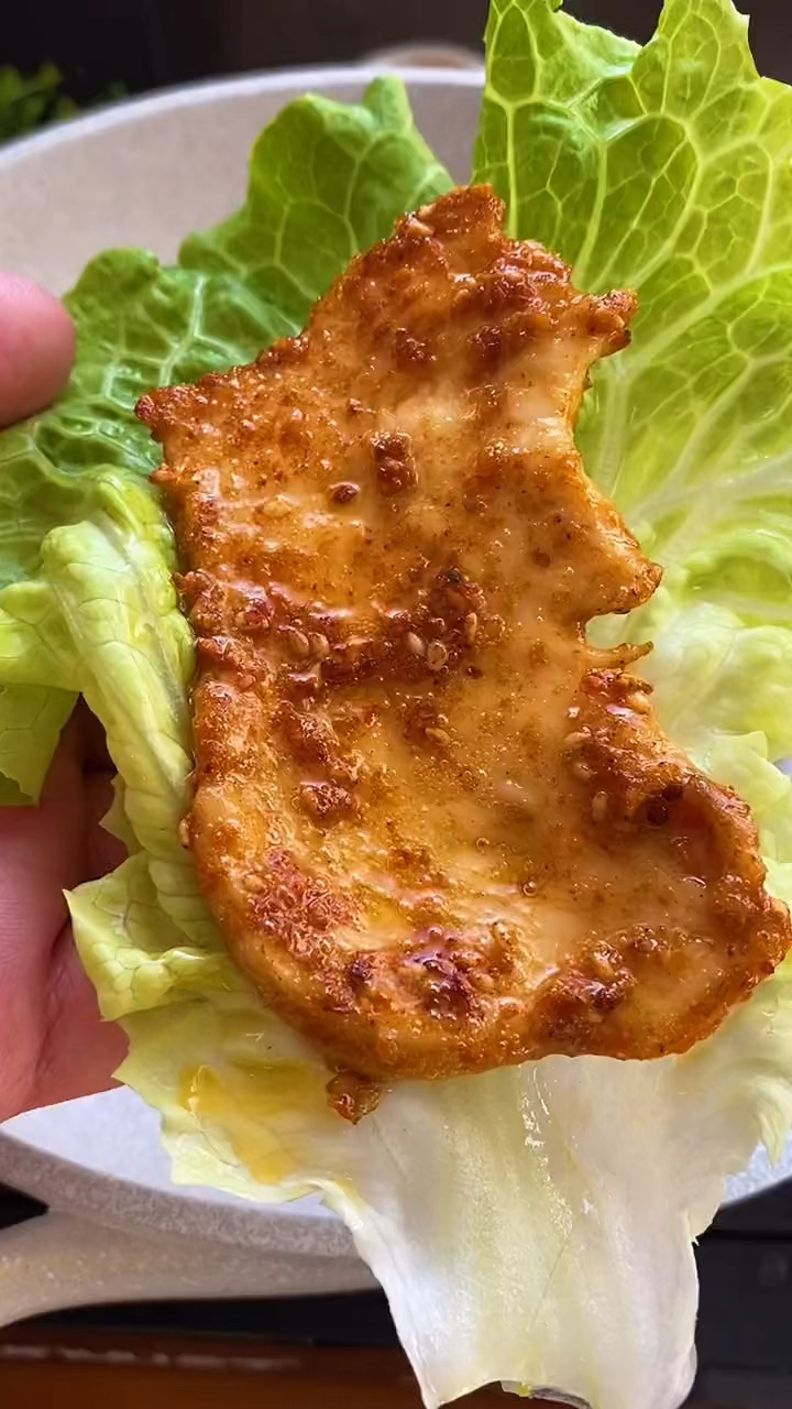 很多人把鸡胸肉买回来不知道怎么做,今天这个做法你肯定没吃过,而且更好吃