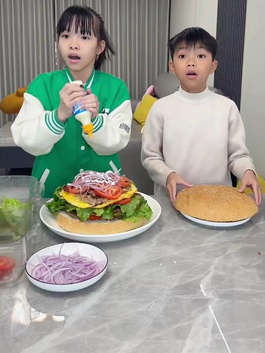 这么大一个汉堡包，估计能吃上一个月了