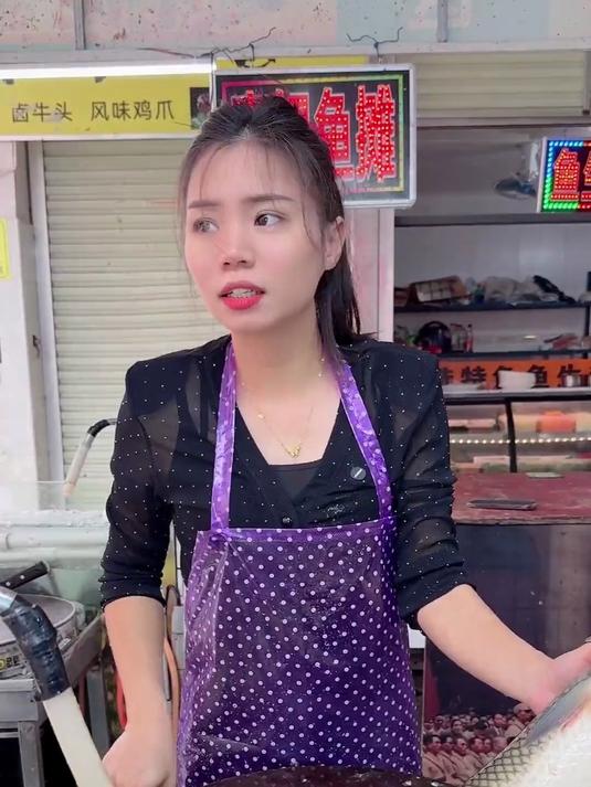 簸箕鱼生老板娘犀利杀鱼手法更惊艳