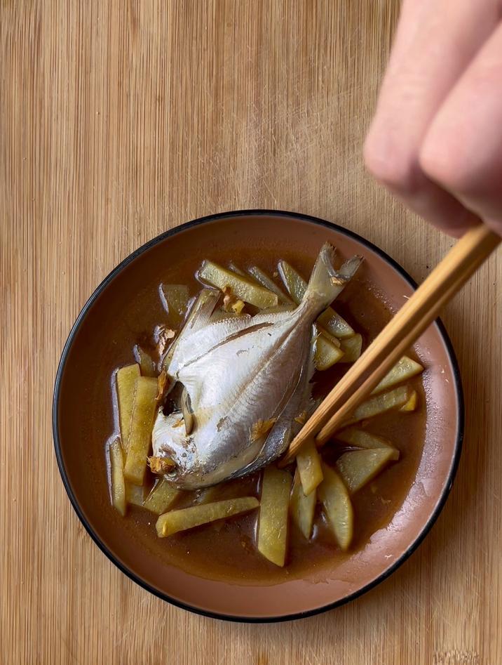 鲳鱼家常做法,鲳鱼像我这样红烧土豆,简单好吃