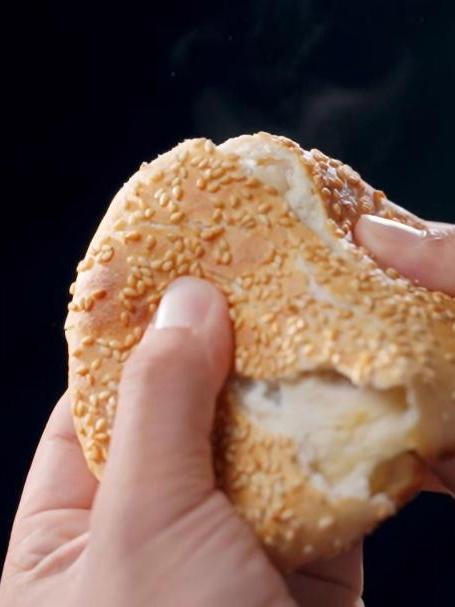 从小吃到大的大炉烧饼,来一份越嚼越,满满小时候味道丨早餐中国