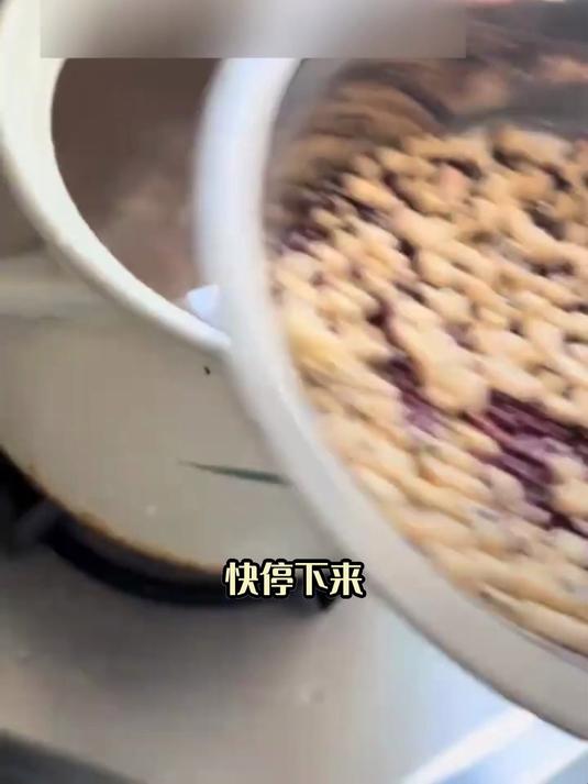 暖身祛湿赤小豆粉葛鲫鱼汤:秋冬暖身 + 祛湿,双重功效