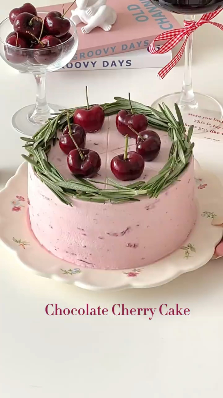 这你能拒绝复古车厘子蛋糕好吃到流泪今年的第一个车厘子蛋糕,绵密的奶油搭配车厘子!