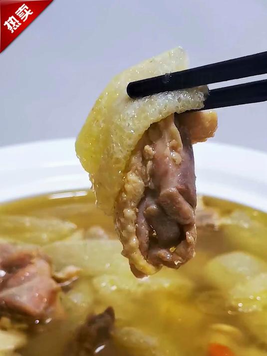 用这个竹荪炖的鸡汤，汤色浓郁鲜美，太香太好喝了 竹荪鸡汤