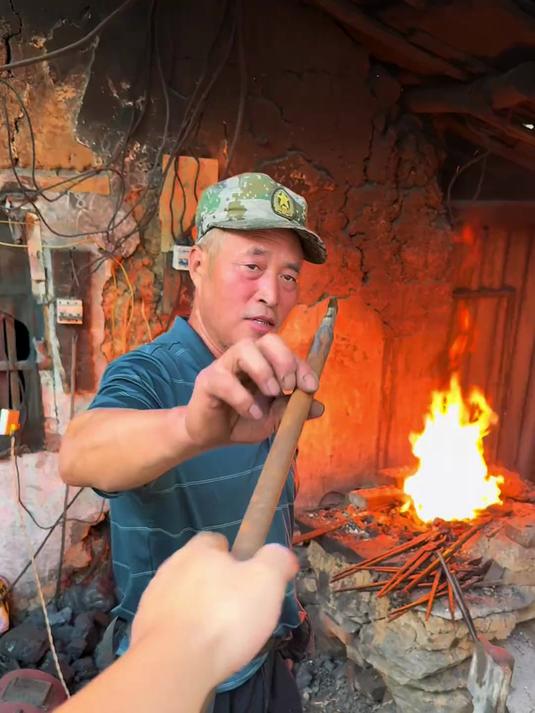 余师傅今天给浙江的老铁打了一把包钢西餐主厨刀，特别锋利