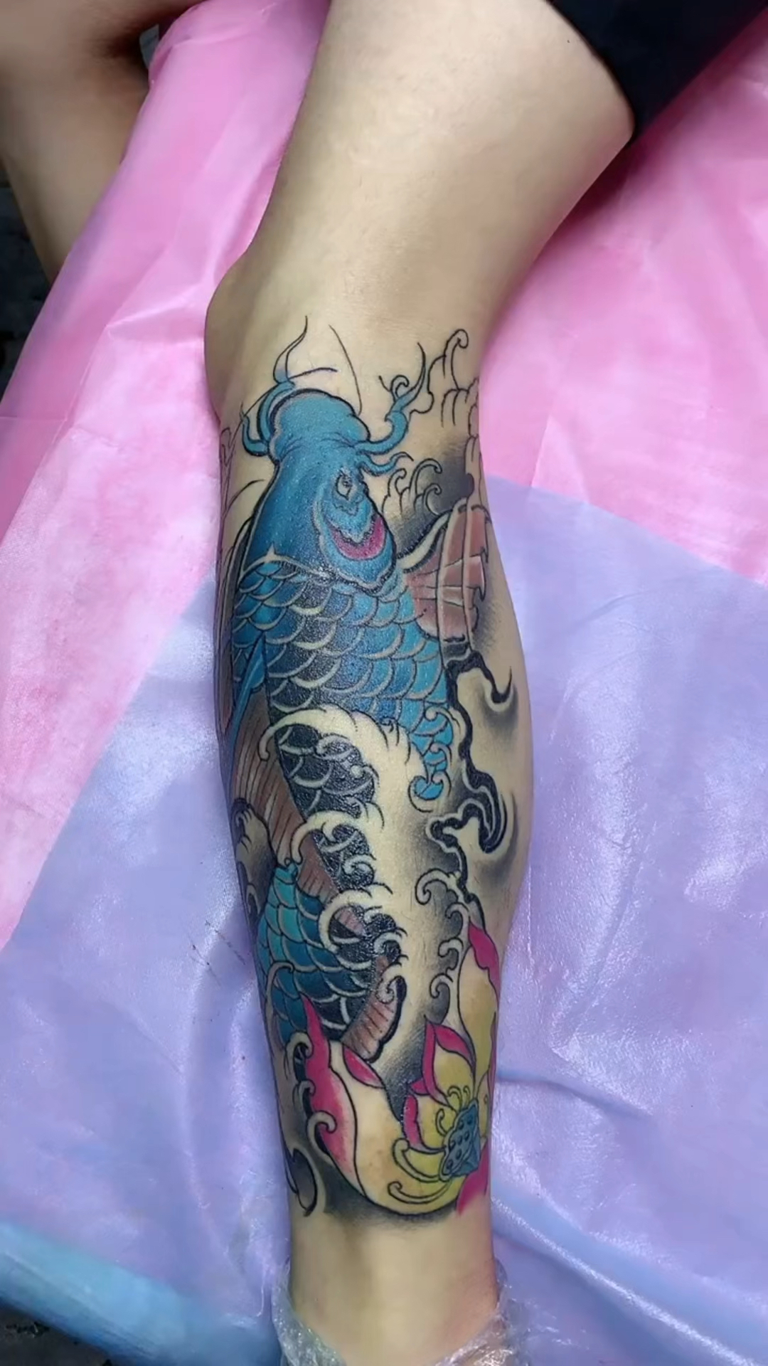 小腿招财鲤鱼纹身