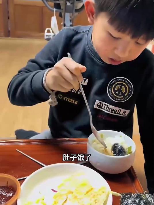 在韩国农村晚餐吃什么?哥俩在海边捡贝壳,晚餐奶奶煮韩式大酱汤