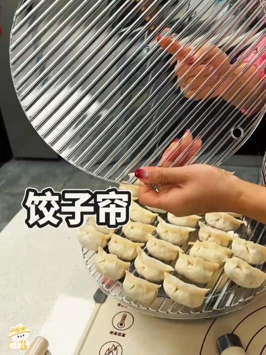 这个饺子托盘不粘面,包饺子包包子很方便,放冰箱不会粘连