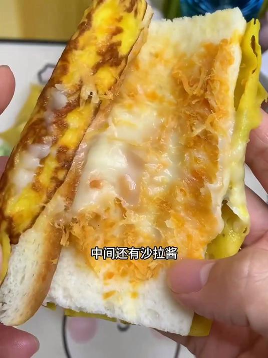大人小孩都爱吃的蛋烧鸡肉松卷,松软绵密里面夹着满满的沙拉