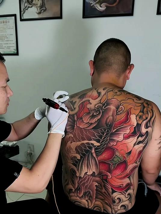 大哥满背鲤鱼纹身，看着霸气十足，太好看了