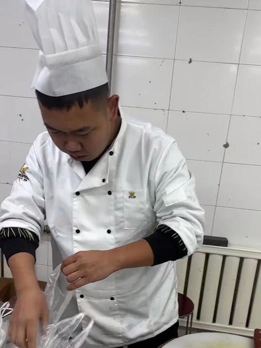 今天这菜品板不板正、两道精品凉菜带给大家！
