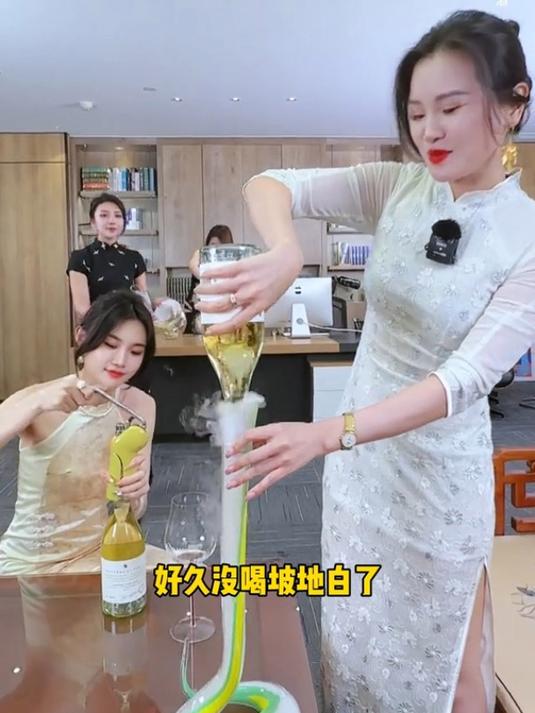 不涩不苦清爽酸甜的半甜白葡萄酒,入口是满满的果香!