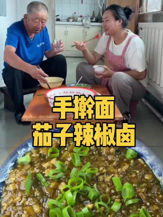 今天做了手擀面茄子卤，边下雨边煮面条