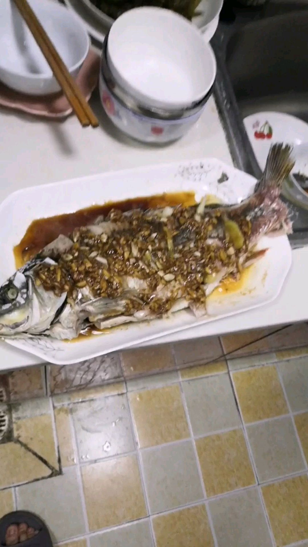 周末在家秀个小厨艺!蒜泥沂河鲤鱼,可惜出锅时小尾巴掉了半个,但味道好极了!