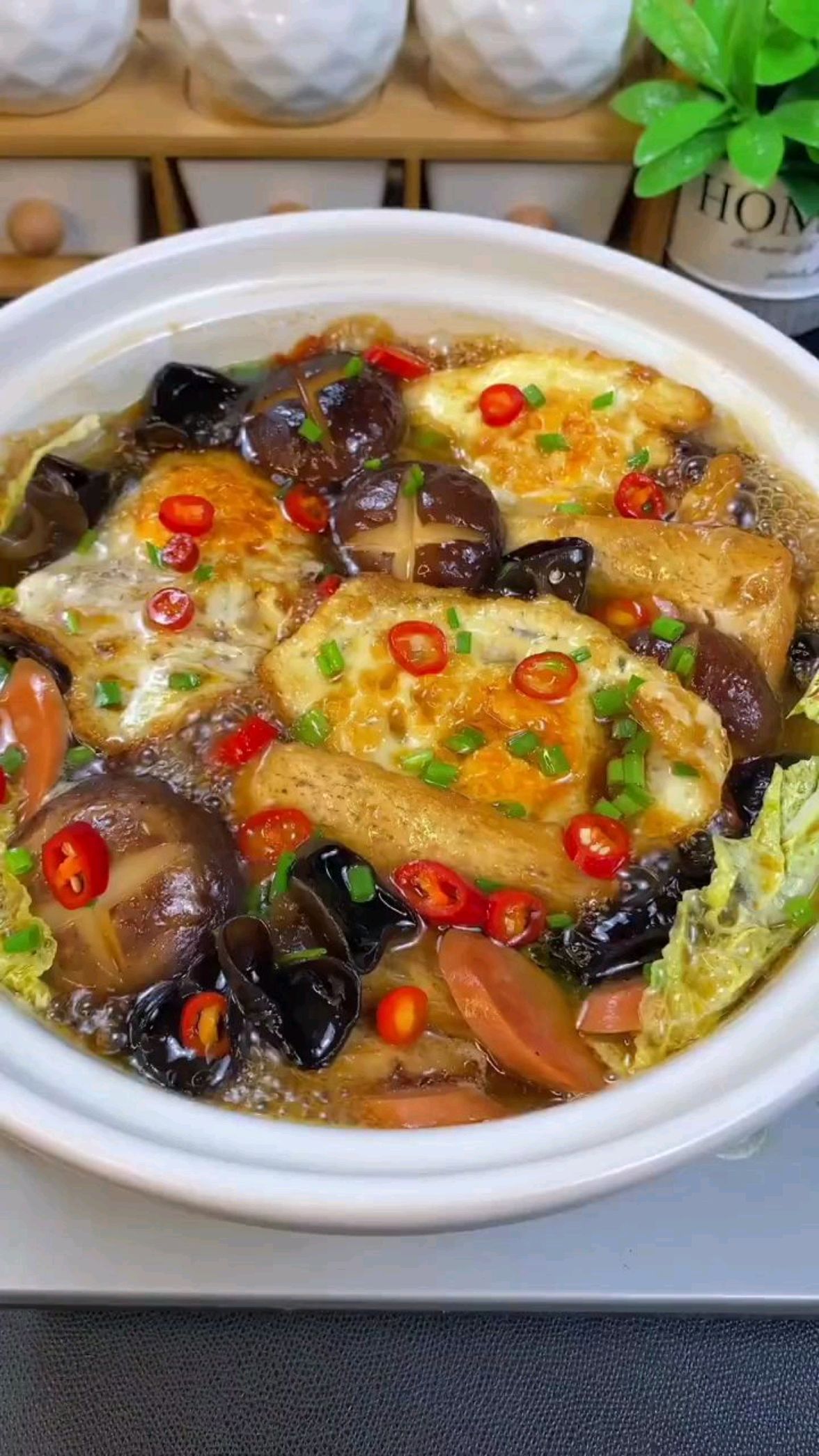 上桌秒光盘的白菜豆腐煲,配菜还可以随意换自己喜欢的哦!
