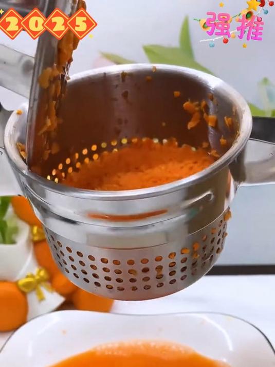 给饺子馅挤水原来这样简单?16不锈钢菜馅挤水器,轻轻一按即可!