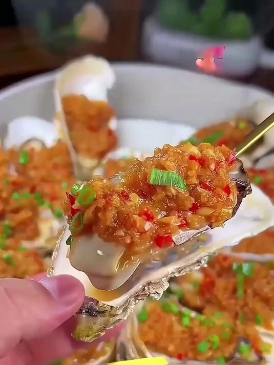 给家里餐桌加道菜,乳山生蚝清蒸蒜香,鲜味儿扑鼻
