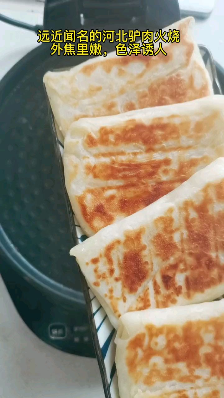 河北驴肉火烧是远近闻名的地方特色,其中酥脆的火烧也是灵魂之一。