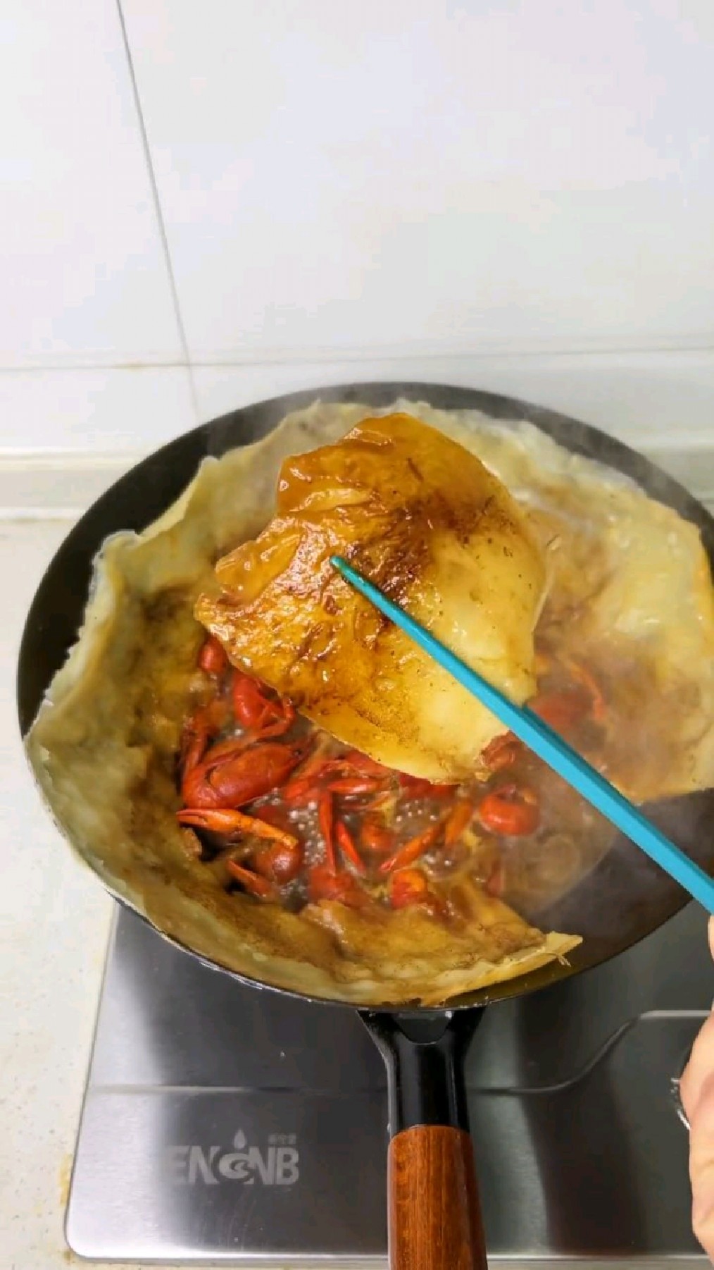 今天来个铁锅龙虾锅贴,超级美味好吃