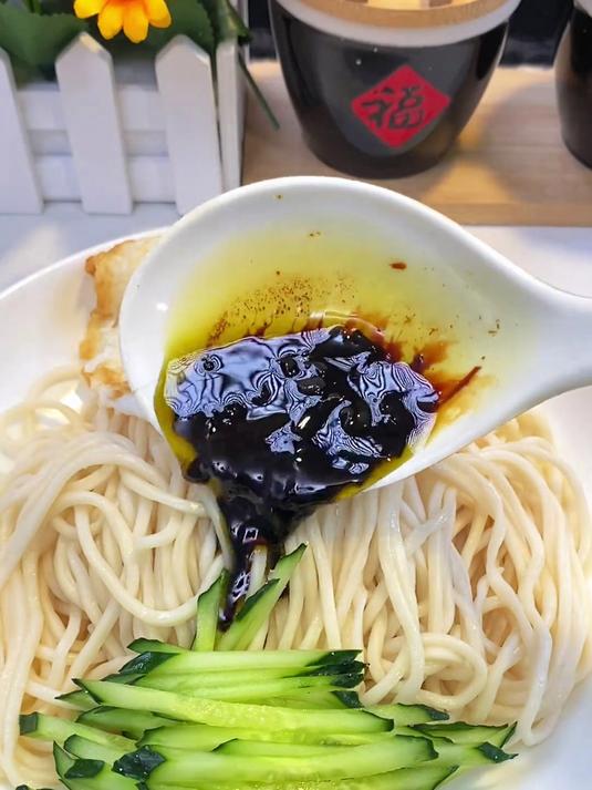 下班累了不想做饭 2分钟教会你一道地道儿的上海葱油拌面