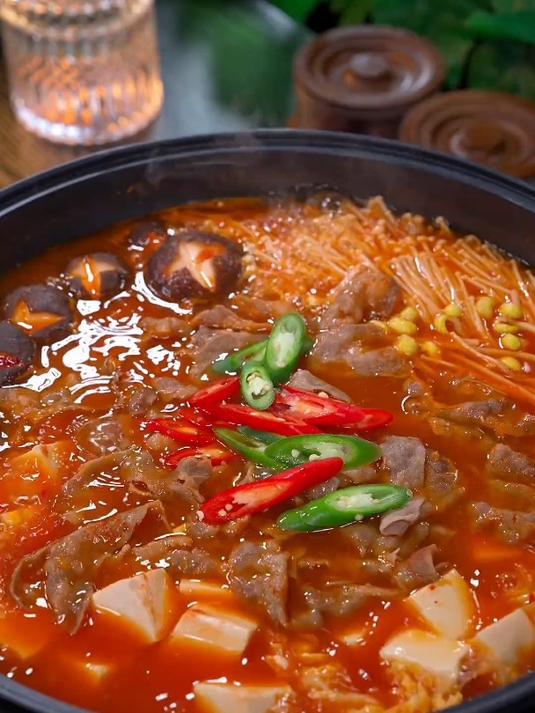 热气腾腾的韩式泡菜汤