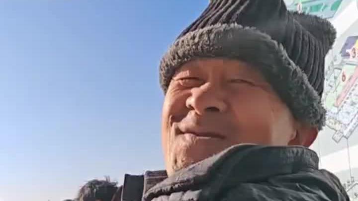大爷带4斤鲜猪肉,坐火车11小时跨1000公里回家过年