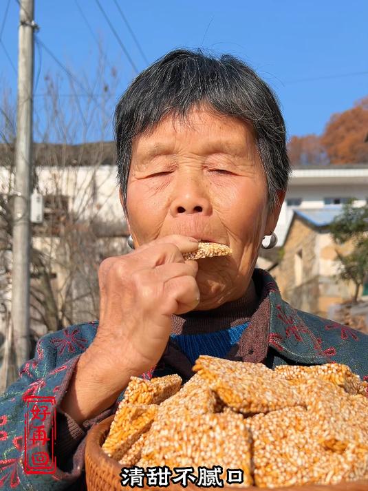小时候的快乐有多简单，一块刚出锅的红薯米糖就够了！